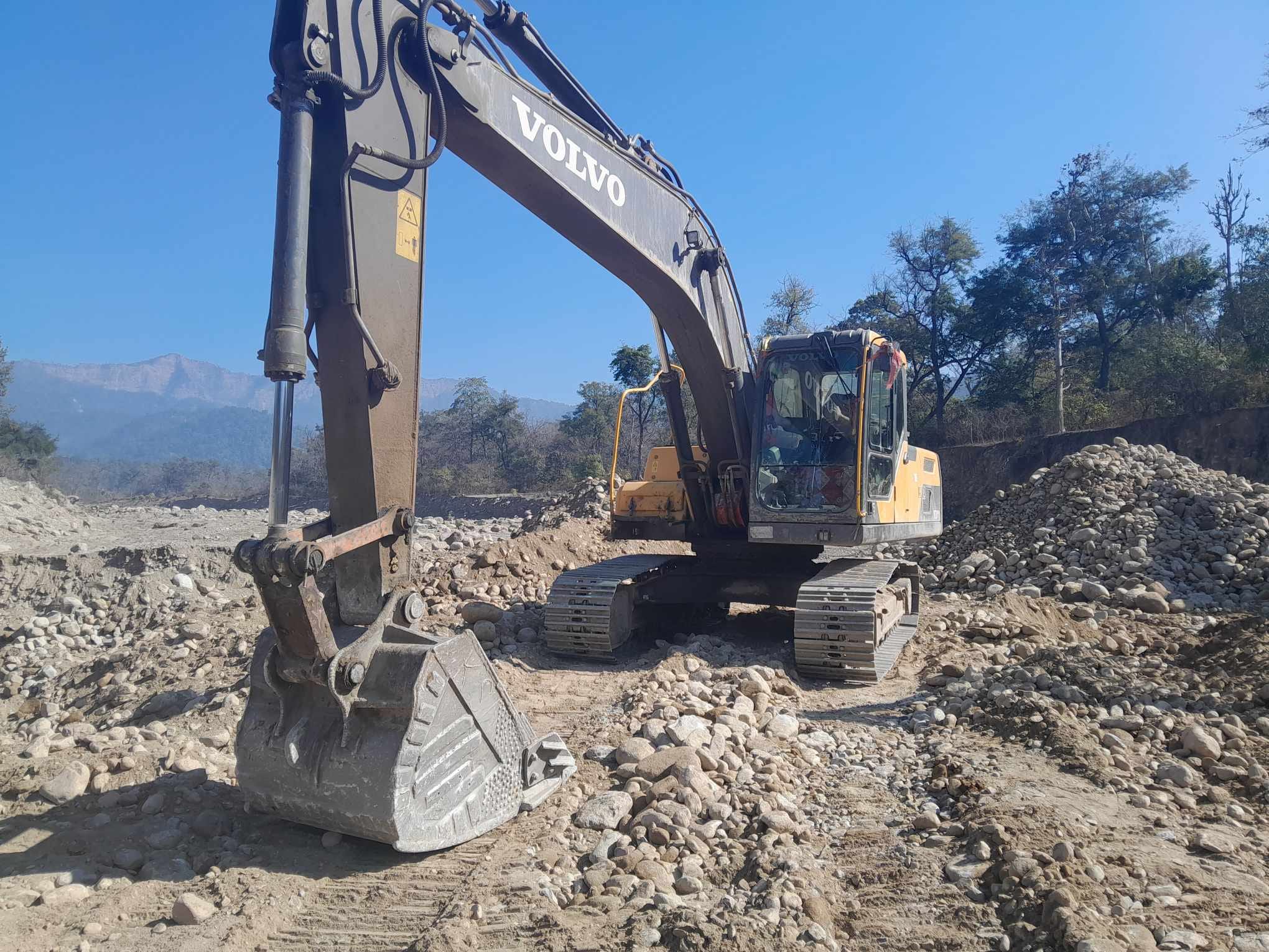 गोदावरीको नदीजन्य  उत्खनन : क्रसर उद्योगलाई पनि स्काभेटर खोलामा हाल्न अनुमति कसरी दिइयो (सूची सहित)